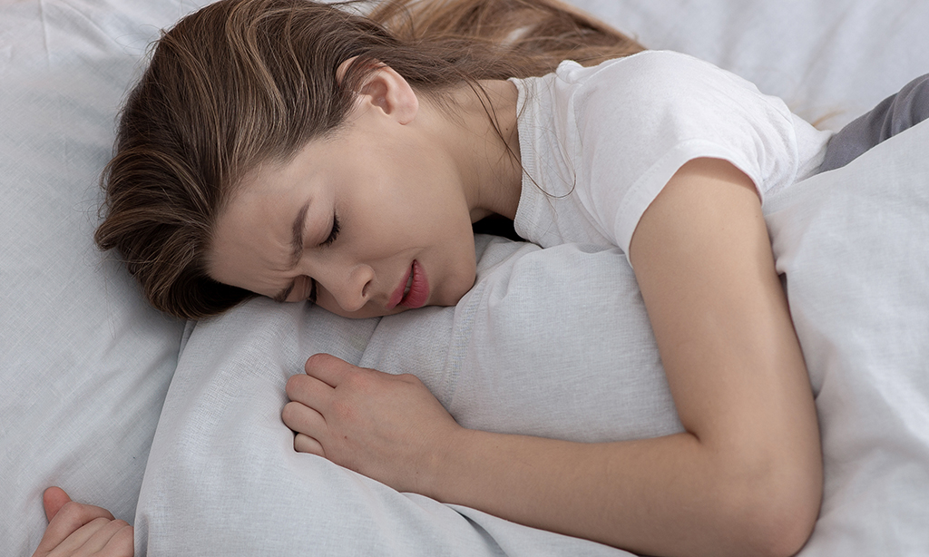 Frau mit PMS Beschwerden, Online Beratung bei Inside Out Woman