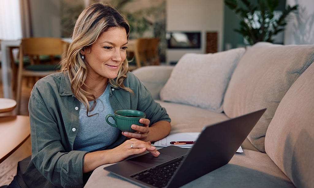 Eine Frau zufrieden bei der Online Beratung für Frauen bei Inside Out Woman