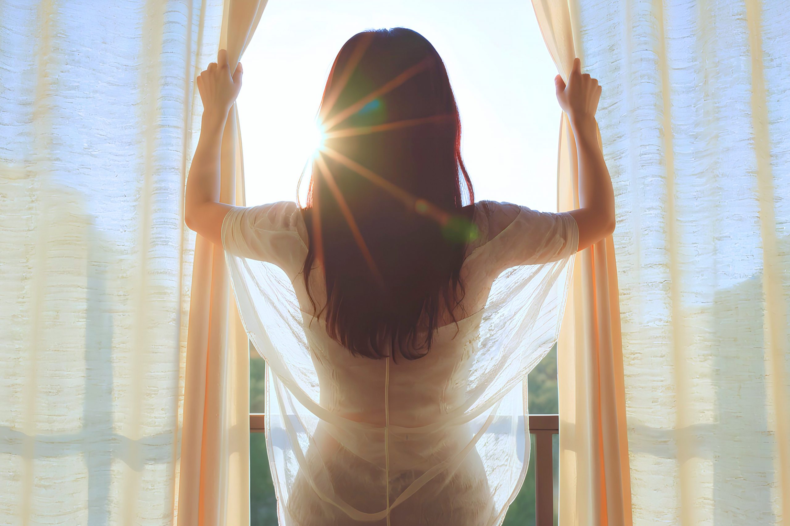 Zurück ins Leben: Frau öffnet die Vorhänge und lässt das Sonnenlicht hinein. Gesundheit und Neuanfang